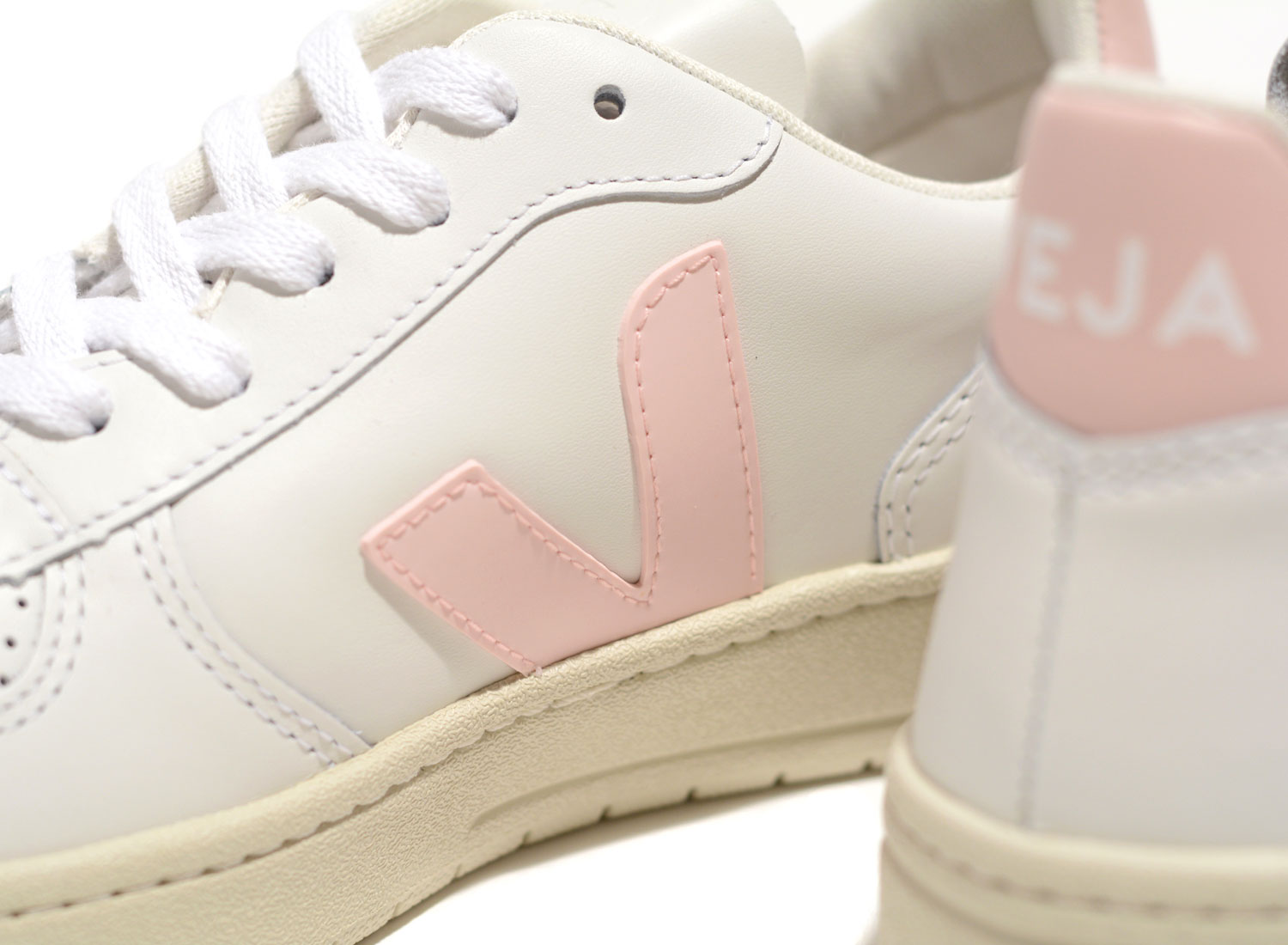 Veja V Leather Extra White Petale